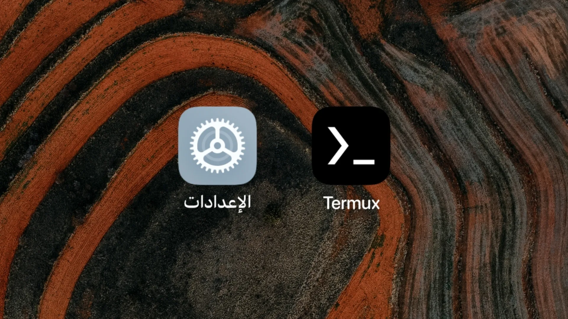 لقطة الشاشة لتطبيق الترمكس بجانب تطبيق إعدادات الأندرويد